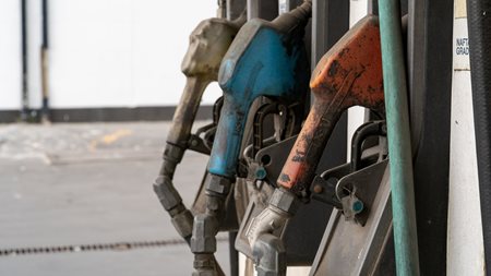 Πόσο θα επηρεάσει τις τιμές καυσίμων η επίθεση του Ισραήλ στο Ιράν