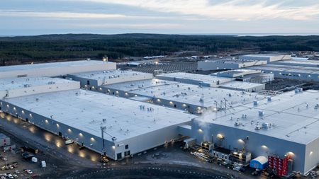 Ποια μεγάλη φίρμα αυτοκίνητων μειώνει το μερίδιο της στην εταιρεία μπαταριών που πτωχεύει