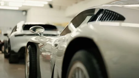 Video: Μπήκαμε στο μυστικό γκαράζ της Porsche