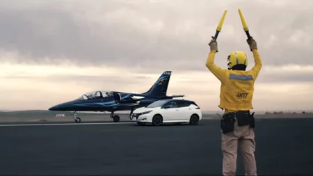 Το Nissan Leaf κέρδισε ένα Jet σε αγώνα επιτάχυνσης