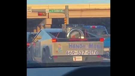 Tesla Cybertruck με πλυντήριο στην καρότσα που λειτουργούσε εν κινήσει (video)