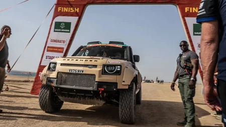 Κυριαρχία της Defender στην παρθενική της εμφάνιση στο Ράλι Ντακάρ