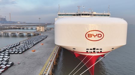 H BYD έριξε στη θάλασσα τον γίγαντα των μεταφορών αυτοκινήτων