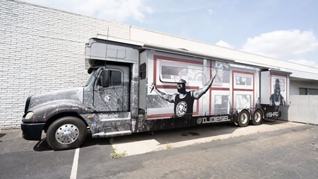 Αυτό είναι το πολυτελές τροχόσπιτο που αποφάσισε να πουλήσει ο Shaquille O'Neal