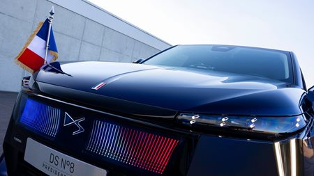 Αυτό είναι το νέο προεδρικό αυτοκίνητο του Εμανουέλ Μακρόν