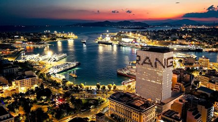 H Range Rover στον Πύργο Πειραιά: Ένα από τα κορυφαία luxury brands παγκοσμίως "δημιουργεί" τον απόλυτο αστικό ψηφιακό καμβά