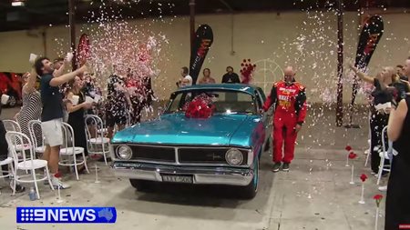 Αυστραλός παντρεύτηκε ένα Ford Falcon του 1971