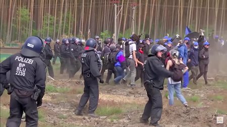 Διαδηλωτές προσπάθησαν να εισβάλουν στο Tesla Gigafactory του Βερολίνου (video)