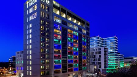 Σε αυτό το ξενοδοχείο παρκάρεις στο μπαλκόνι του δωματίου σου