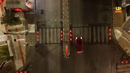 Δείτε πως λειτουργούν στην πράξη οι έξυπνες διαβάσεις σε κεντρικό δρόμο-Εντυπωσιακό video