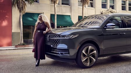 Η τρομερή Serena Williams σε διαφήμιση αυτοκινήτου (video)