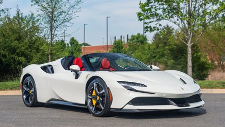 Πόση αξία έχασε αυτή η μεταχειρισμένη Ferrari SF90 με μόλις 298 χιλιόμετρα