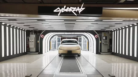 Φωτογραφία του Tesla Cybercab δίπλα σε γερανό προκαλεί ερωτήματα