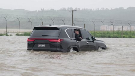 Βόρεια Κορέα: Με πολυτελές SUV ο δικτάτορας Kim Jong Un πήγε στις πλημμύρες