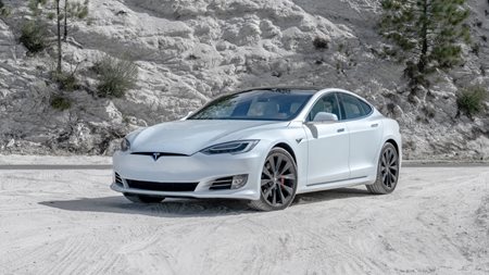 Στο μικροσκόπιο οι ηλεκτρικές χειρολαβές της Tesla μετά από θανατηφόρο τροχαίο