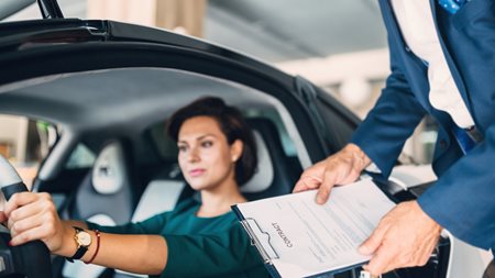 Αποζημίωση μαμούθ σε απολυμένο πωλητή αυτοκινήτων