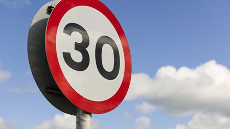 Όριο ταχύτητας 30χλμ./ώρα: Τελικά είναι εκνευριστικό ή σωτήριο;