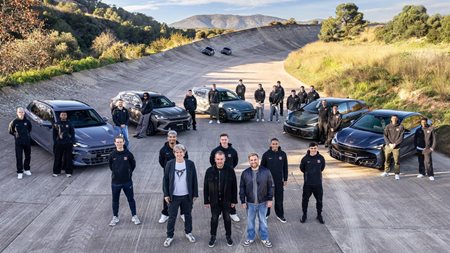 Οι ποδοσφαιριστές της Barcelona δοκιμάζουν μοντέλα της Cupra στην πίστα