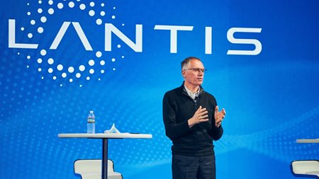 Για "τρομερή μάχη" με κινεζικές εταιρείες προειδοποιεί ο Tavares