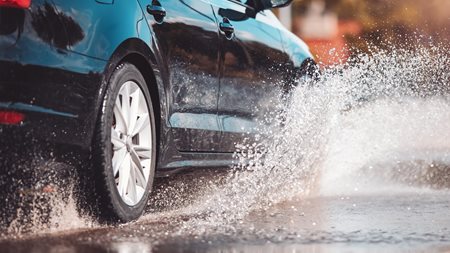 Οδήγηση στη βροχή: 5 μυστικά για περισσότερη ασφάλεια