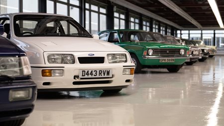 Video: Μπήκαμε εκεί που η Ford φυλάει τα ιστορικά της αυτοκίνητα