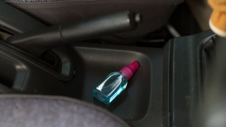 Καύσωνας: Τι να μην αφήνετε ποτέ μέσα στο αυτοκίνητο