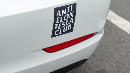 Διώχνουν πελάτες από την Tesla οι επιλογές Musk; Τι δείχνουν τα στοιχεία