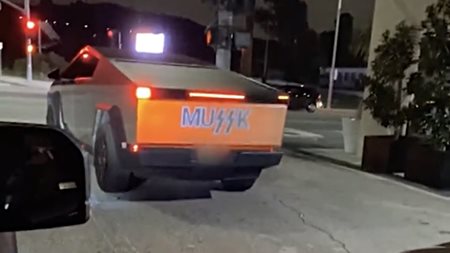 Τι είναι οι Cybertruck Hunters που έγιναν viral σε λίγες μέρες (video)