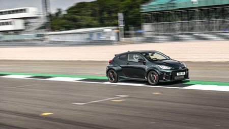 Video: Βελτιωμένο Toyota GR Yaris από τον Stig με αγάπη