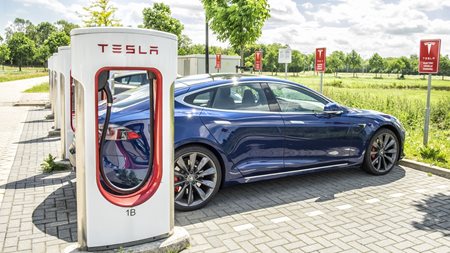 Ουρές από Tesla που περιμένουν να φορτίσουν-Δείτε πού και γιατί