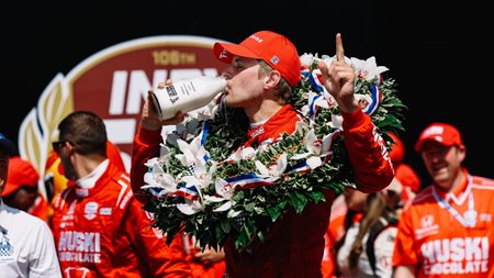 Ο αγώνας που ο νικητής επιβάλλεται να πιεί γάλα αντί για σαμπάνια