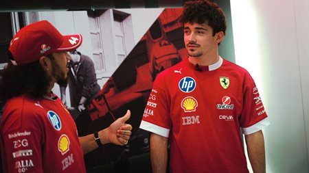 F1: O Lewis Hamilton με νέα εμφάνιση στο Grand Prix Μπαχρέιν