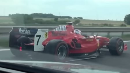 Video: Gentleman driver κάνει βόλτα με μονοθέσιο στον δρόμο