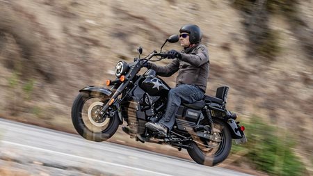 UM Renegade Commando 300: Οδηγούμε το πιο προσιτό bomber στην Ελλάδα