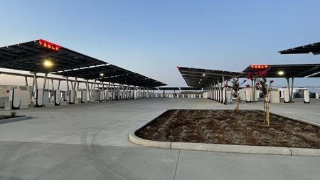 Το μεγαλύτερο πάρκο φόρτισης της Tesla δεν είναι συνδεδεμένο στο δίκτυο ρεύματος