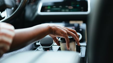 Τι συνδέει τον καφέ με το αυτοκίνητο-από την ασφάλεια μέχρι το Cars & Coffee