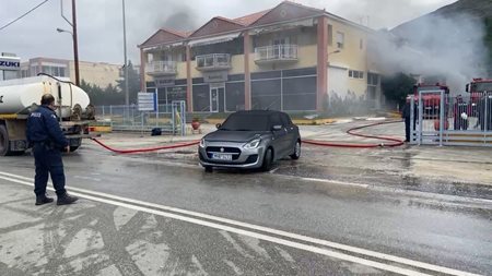 Κάηκαν 40 καινούργια αυτοκίνητα από φωτιά σε αντιπροσωπεία της Λήμνου (video)