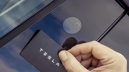 Προαιρετικός εξοπλισμός η κάρτα-κλειδί σε ορισμένα μοντέλα Tesla