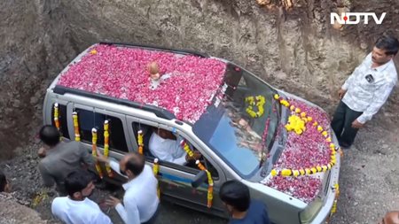 Απίστευτο: Έθαψαν το αυτοκίνητό τους με θρησκευτικές τιμές (video)