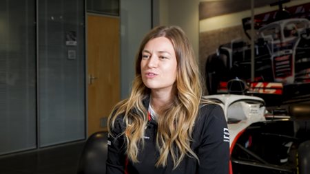 Laura Mueller: Η πρώτη γυναίκα επικεφαλής μηχανικός στην F1-με ποιον οδηγό συνεργάζεται