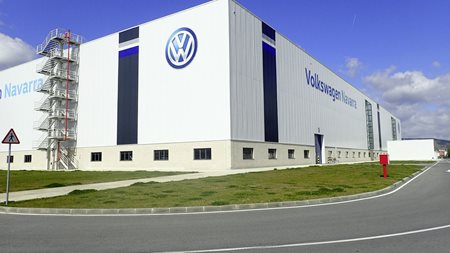 Volkswagen: Βρίσκει λύση για να σώσει τα εργοστάσια στη Γερμανία
