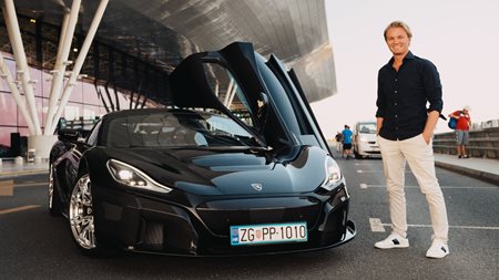 "Σωστά φανταστικό": Ο Nico Rosberg οδηγεί Rimac Nevera