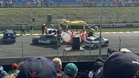 F1 GP Ολλανδίας: Τρομακτική πτώση κασκαντέρ με μοτοσυκλέτα πριν την έναρξη των κατατακτήριων-video