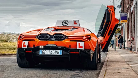 Πώς είναι να δίνεις εξετάσεις οδήγησης με Lamborghini Revuelto 1.000 ίππων
