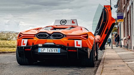 Πώς είναι να δίνεις εξετάσεις οδήγησης με Lamborghini Revuelto 1.000 ίππων