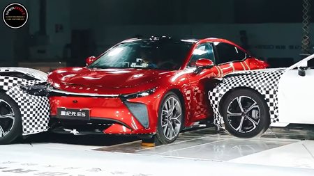 Τι συμβαίνει σε ένα τριπλό crash test ηλεκτρικών αυτοκινήτων (video)