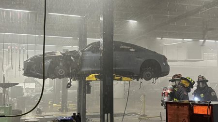 Έτσι σβήνει η φωτιά σε ηλεκτρικό αυτοκίνητο (εικόνες)