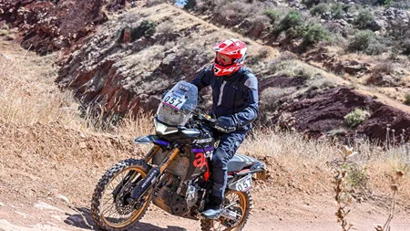 Πώς είναι πάνω στη σέλα της τρομερής Aprilia Tuareg Factory Rally