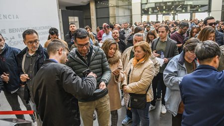 Ουρές από αγοραστές αυτοκινήτων σε έκθεση με μεγάλες εκπτώσεις (video)