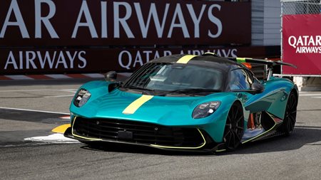 Aston Martin Valhalla: Δημόσιο ντεμπούτο στο Μονακό με τον Alonso στο τιμόνι
